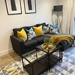 Modern 1 Bed Flat Near Station And City