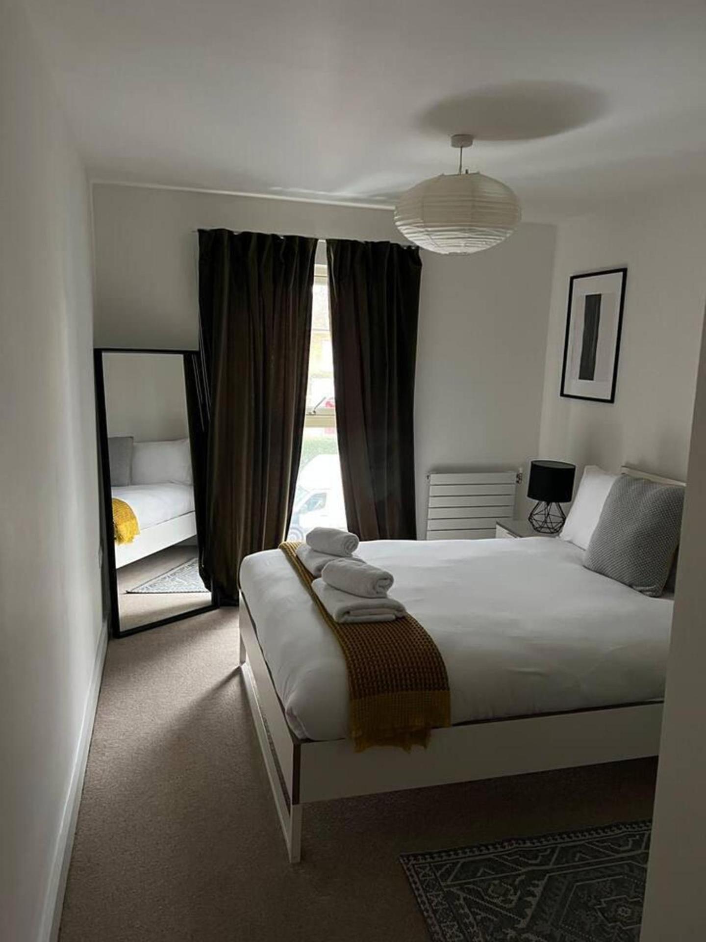 Modern 1 Bed Flat Near Station And