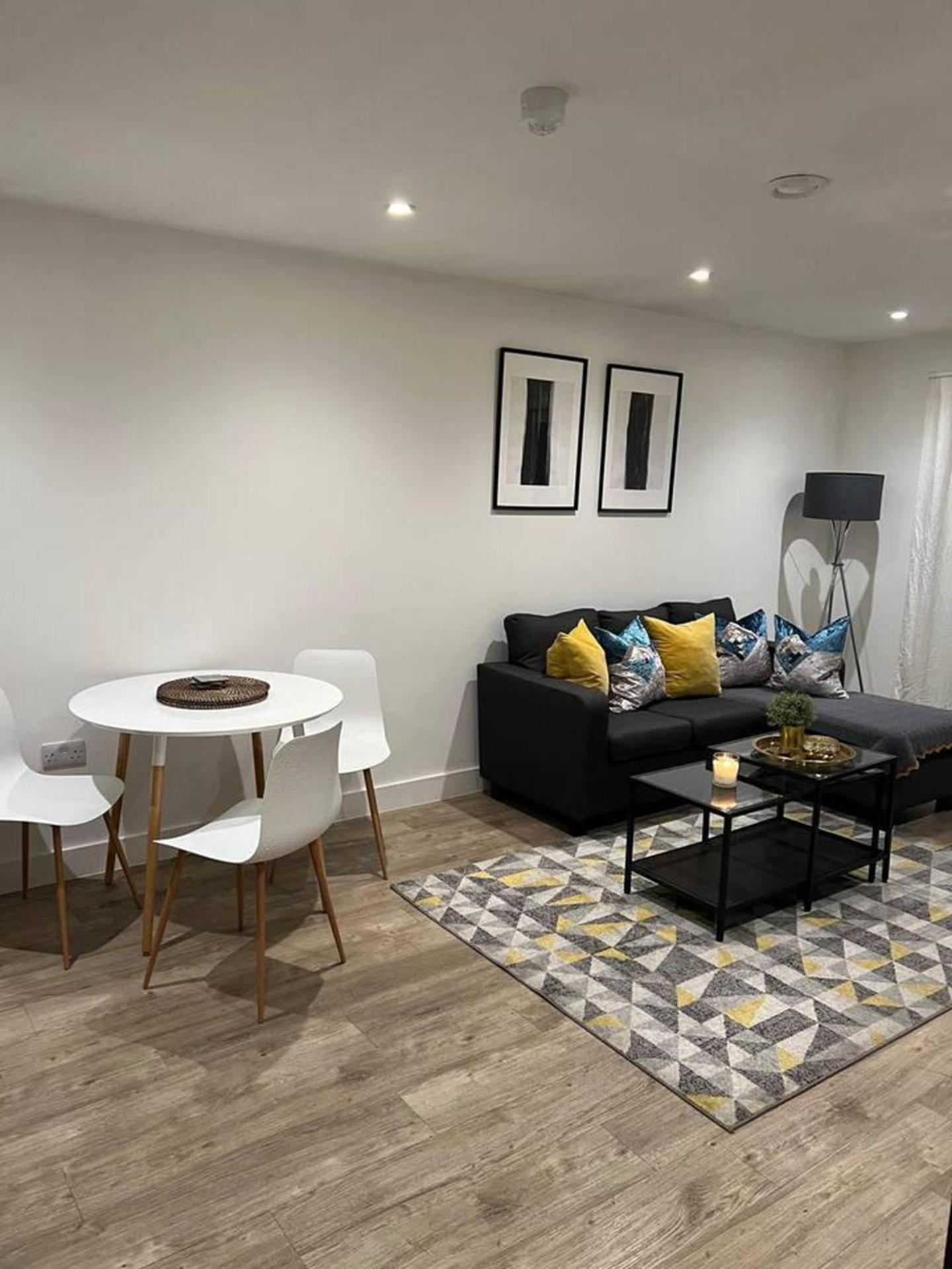 Modern 1 Bed Flat Near Station And Apartment